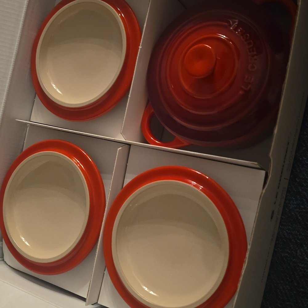 Le Creuset Signature 8 oz. Petite Cocottes with Cookbook,Set of 4,Retail $143.95 - Picture 3 of 10
